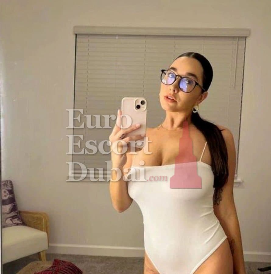 Donna, 30, escort in Ajman — 165 cm, black hair (photo 2 of 4)