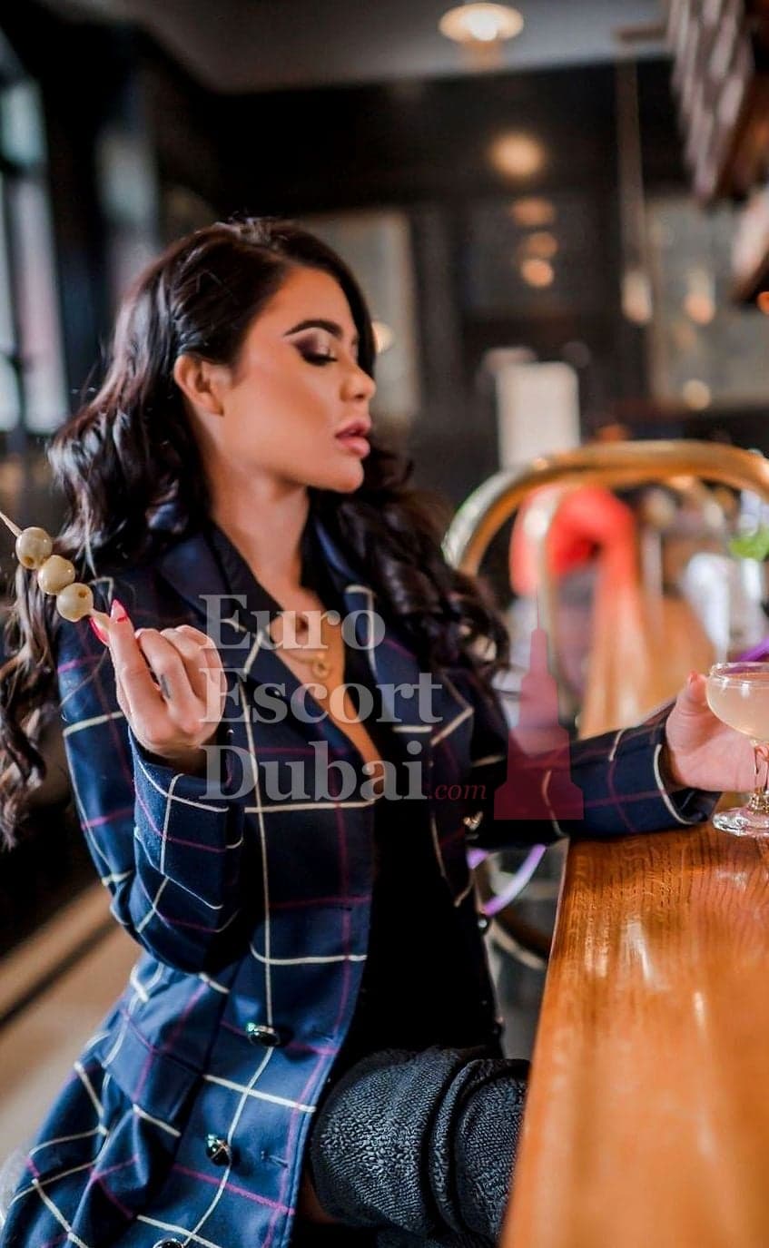 Poppy, 30, escort in Dubai — 171 cm, blonde hair (photo 2 of 9)