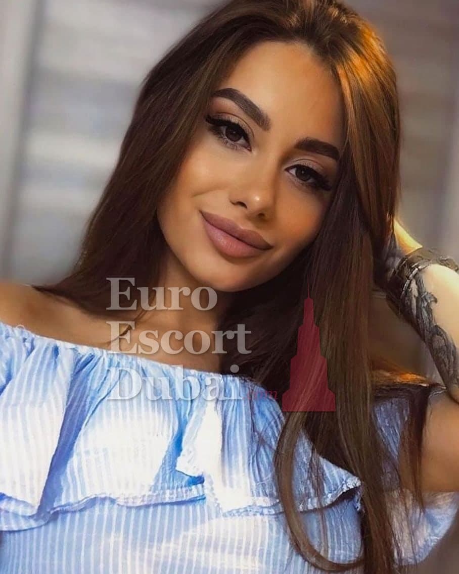 Simone, 27, escort in Dubai — brown hair, French (photo 4 of 5)