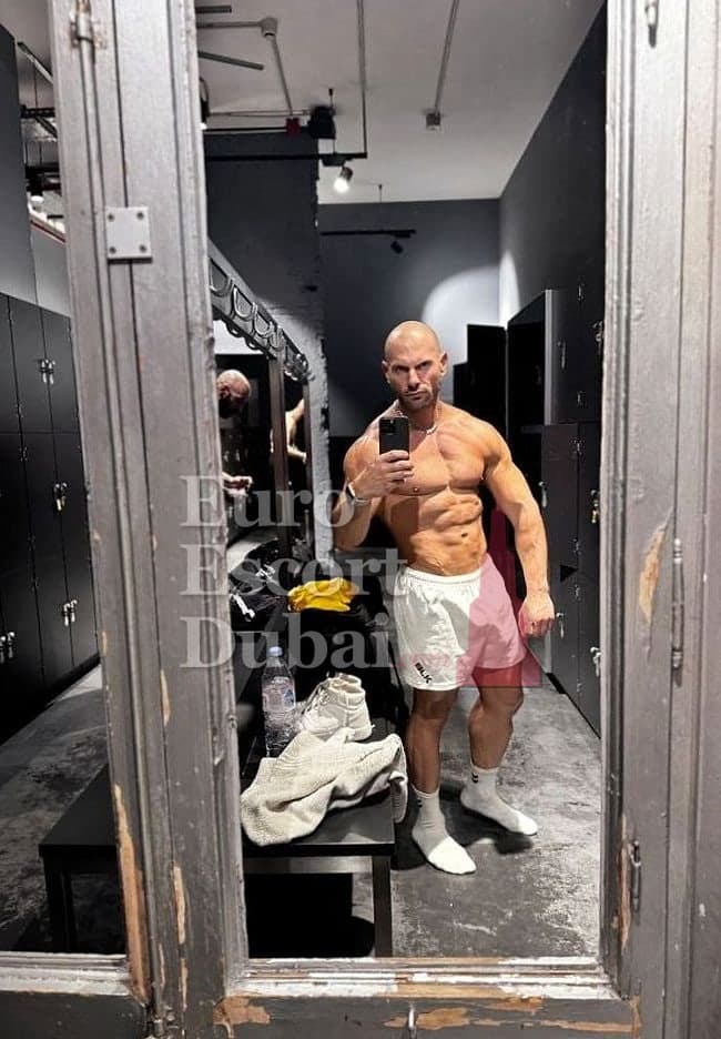 Zane, 38, escort in Dubai — black hair, 178 cm (photo 5 of 11)