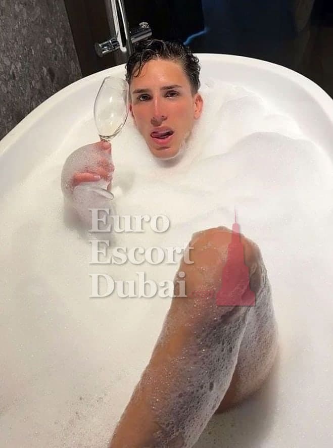 Mikhail, 22, escort in Dubai — brown hair, 178 cm (photo 3 of 9)
