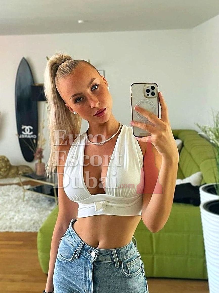 Ninon, 20, escort in Dubai — blonde hair, French (photo 4 of 6)