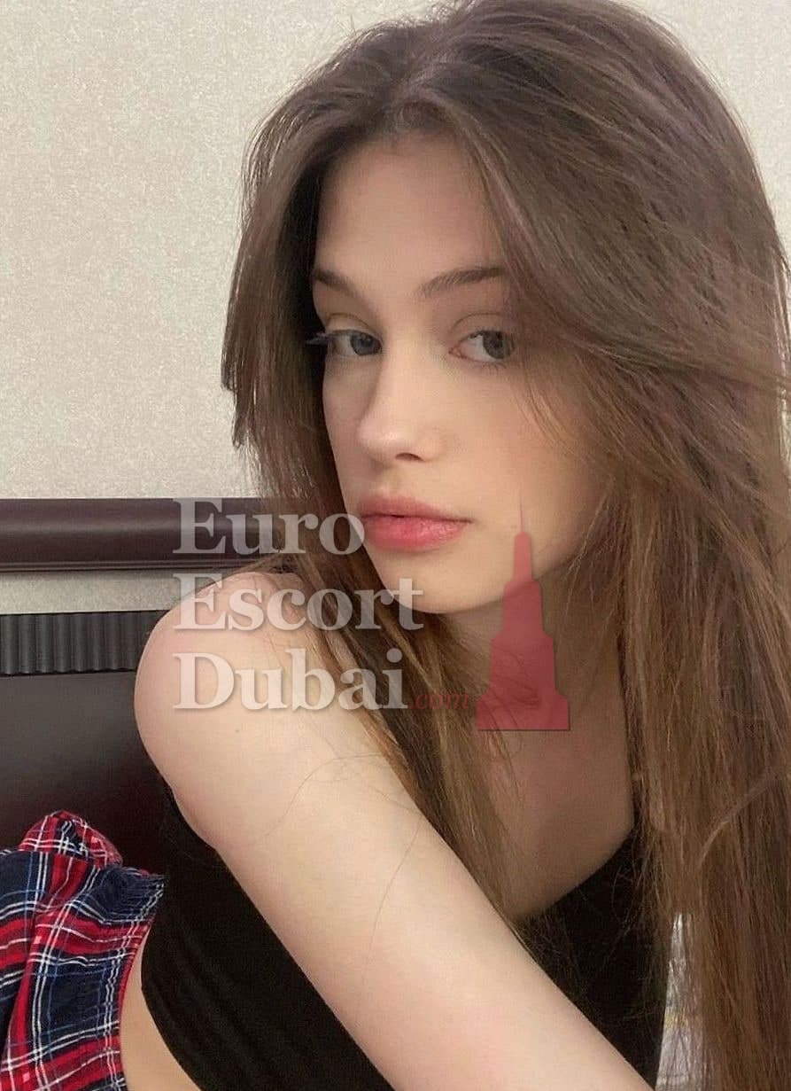 Estrella, 31, escort in Abu Dhabi — black hair, Colombian (photo 4 of 5)