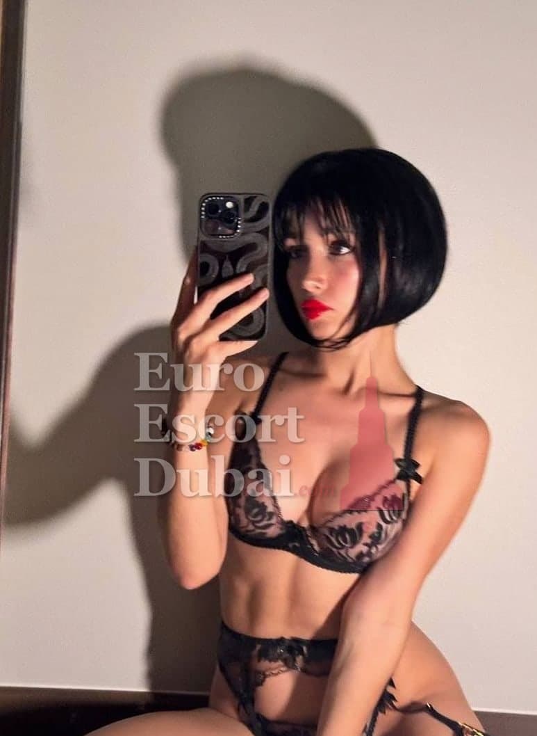 Pamela, 27, escort in Dubai — brown hair, 185 cm (photo 3 of 6)