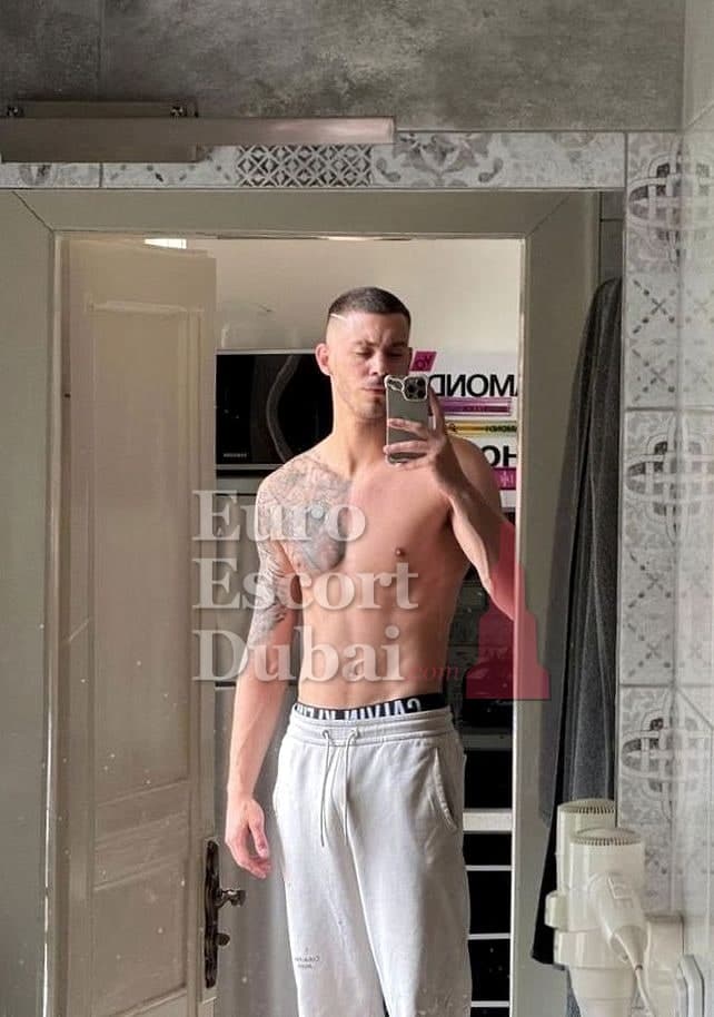 Luke, 20, escort in Abu Dhabi — black hair, 195 cm (photo 7 of 7)