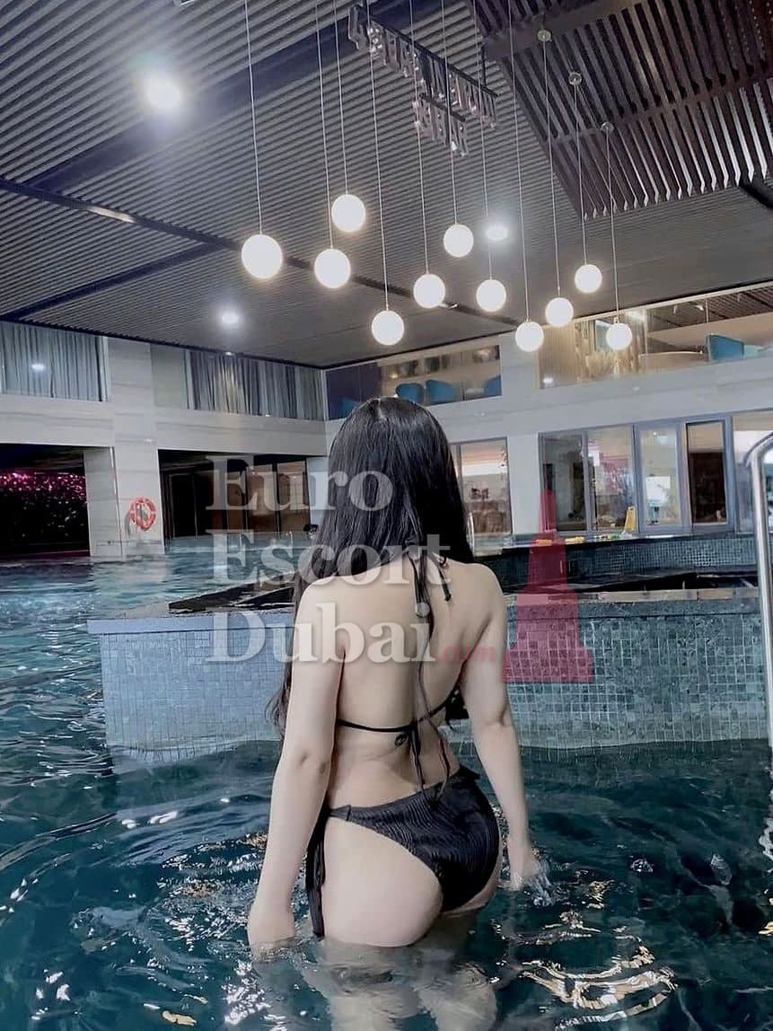 Liza, 23, escort in Dubai — black hair, 167 cm (photo 1 of 6)