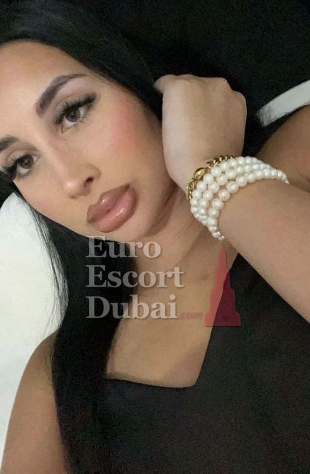 Josie, 24, escort in Abu Dhabi — black hair, German (photo 4 of 5)