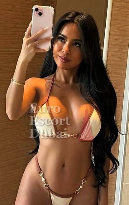 Deborah, 25, escort in Dubai — German, 166 cm (photo 2 of 5)