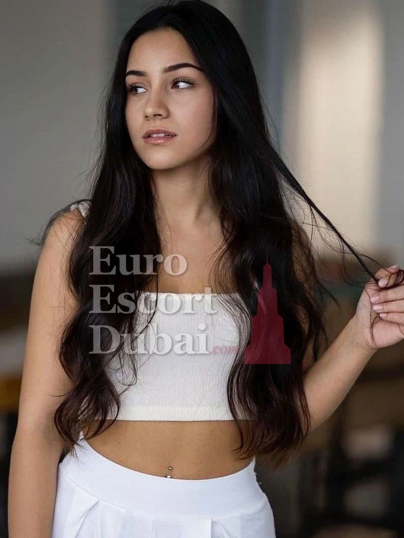 Ayla, 24, escort in Dubai — 168 cm, brown hair (photo 3 of 5)