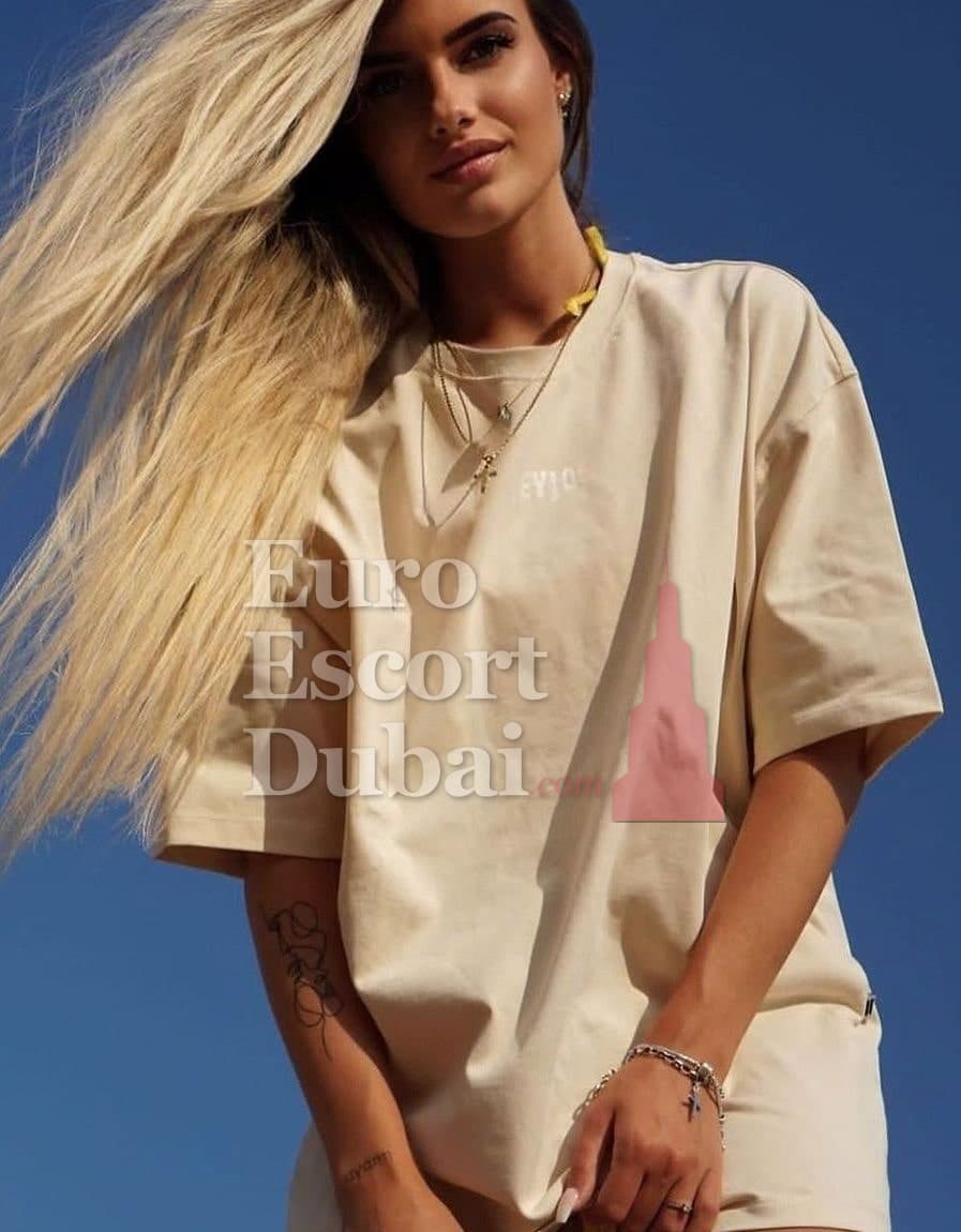 Nathalie, 20, escort in Dubai — French, 170 cm (photo 2 of 6)
