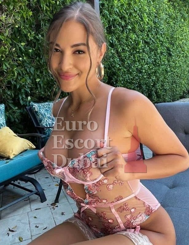 Alayna, 26, escort in Dubai — 150 cm, black hair (photo 4 of 4)