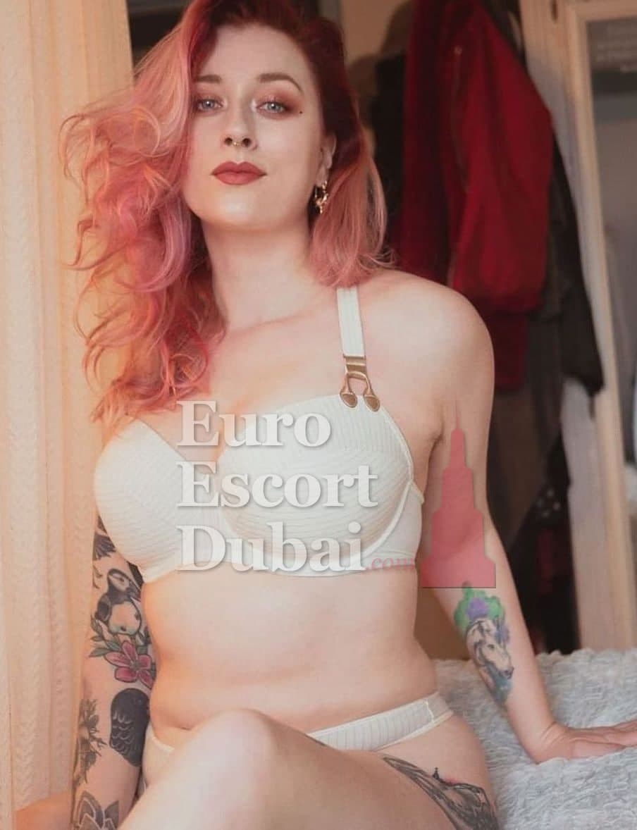 Laurel, 28, escort in Abu Dhabi — 167 cm, red hair (photo 3 of 8)