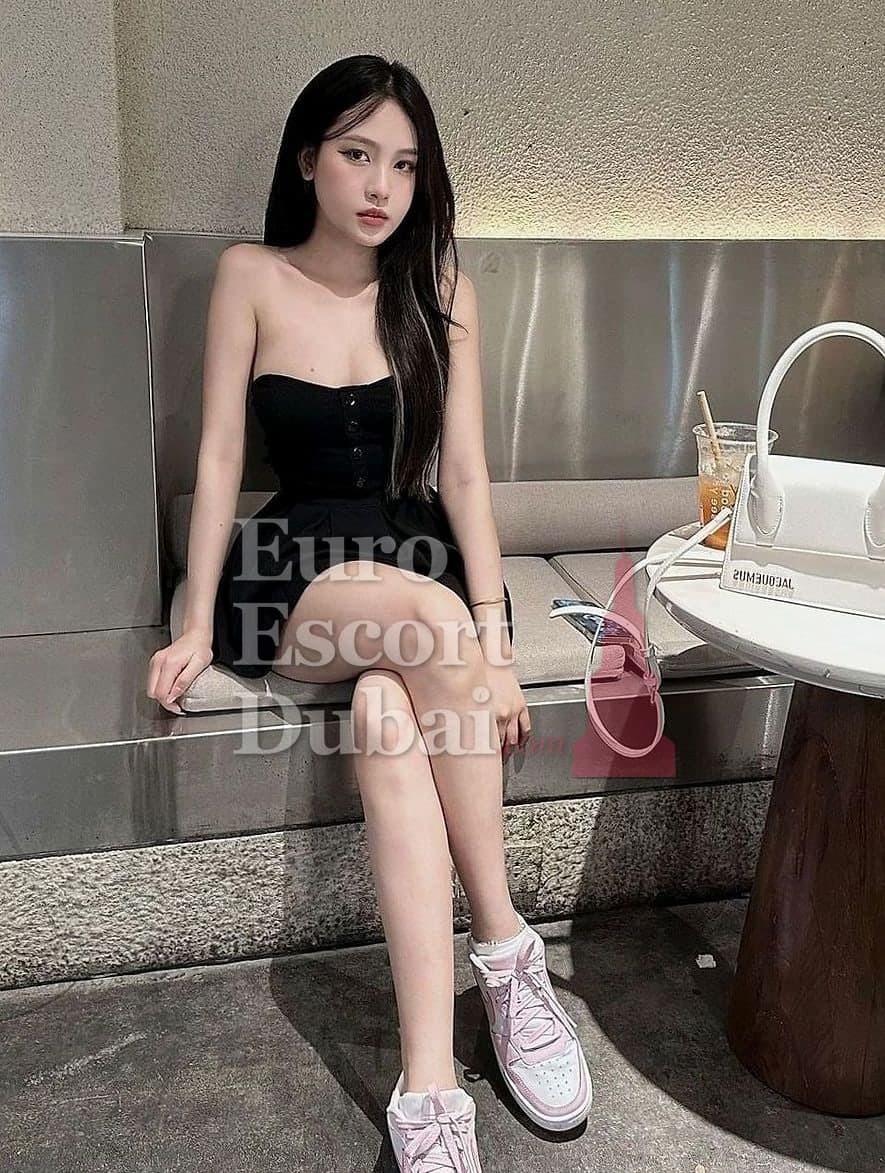Van, 25, escort in Dubai — 169 cm, black hair (photo 10 of 10)