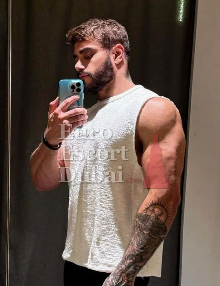 Alejandro, 29, escort in Abu Dhabi — brown hair, 178 cm (photo 3 of 13)