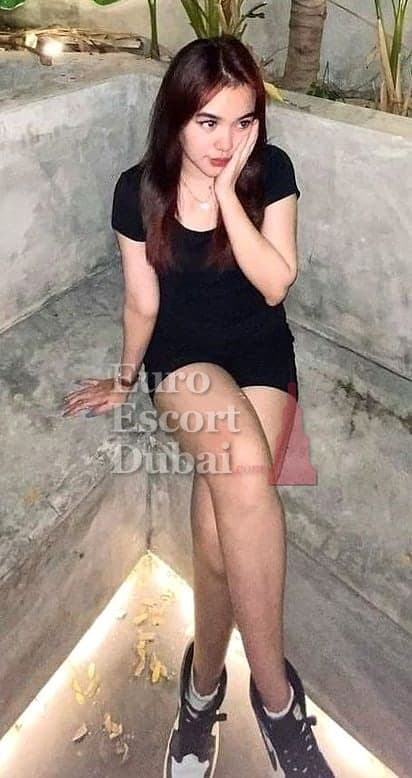 Putri, 25, escort in Dubai — blonde hair, Indonesian (photo 4 of 5)
