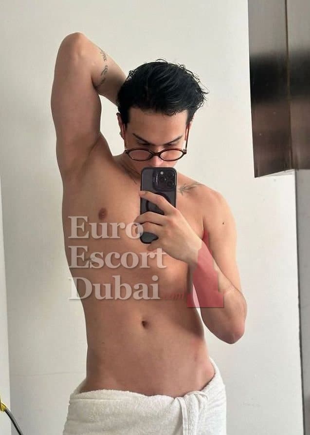 Carlos, 20, escort in Abu Dhabi — black hair, 180 cm (photo 7 of 13)