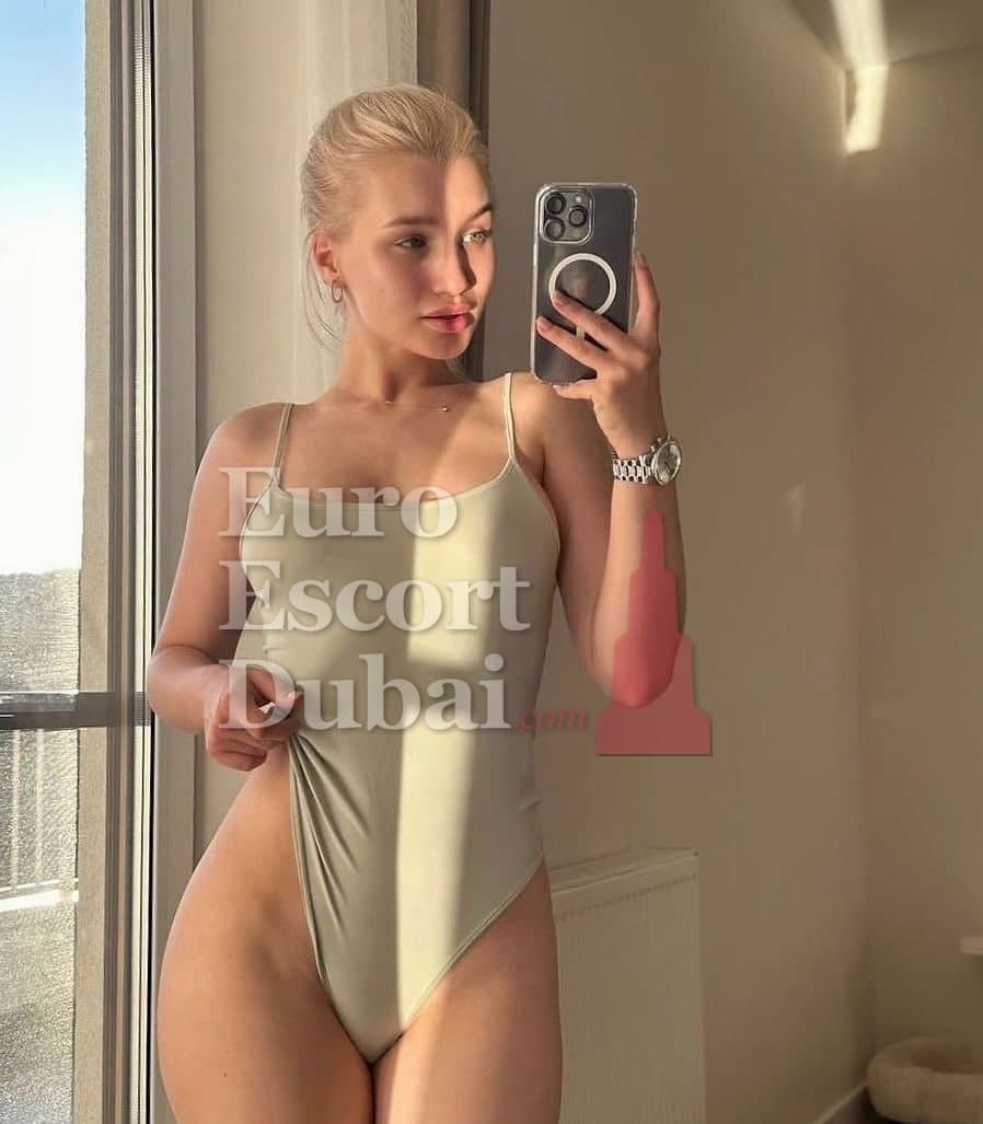 Lyla, 26, escort in Dubai — 161 cm, black hair (photo 4 of 5)