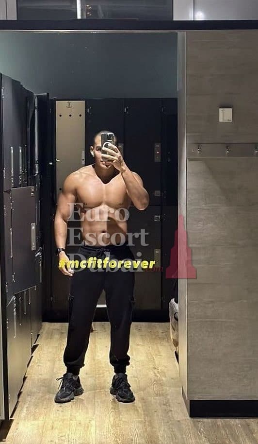 Viktor, 28, escort in Dubai — 180 cm, black hair (photo 2 of 13)