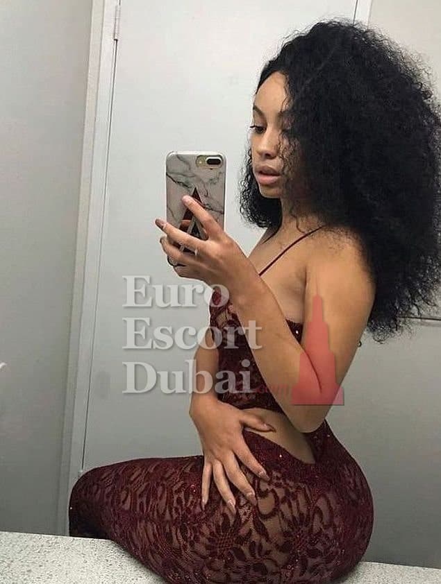 Esi, 29, escort in Dubai — 176 cm, black hair (photo 2 of 9)