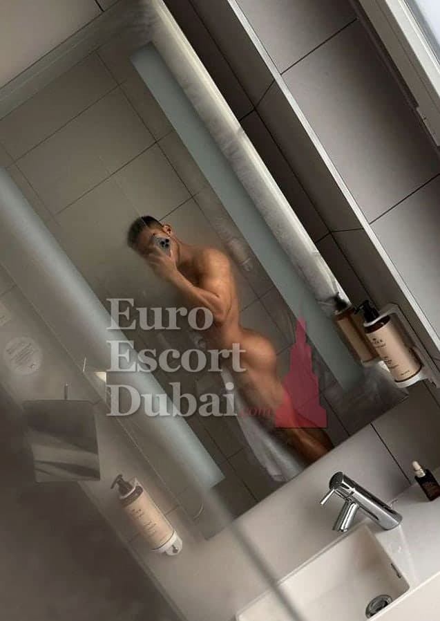 Ren, 28, escort in Dubai — 170 cm, black hair (photo 6 of 9)