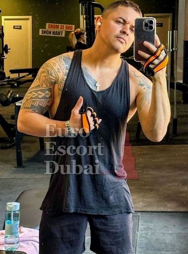 Arthur, 27, escort in Dubai — 178 cm, black hair (photo 4 of 8)