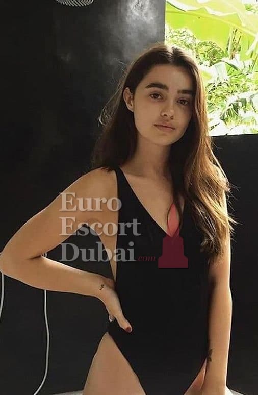 Thea, 33, escort in Dubai — 170 cm, blonde hair (photo 2 of 4)