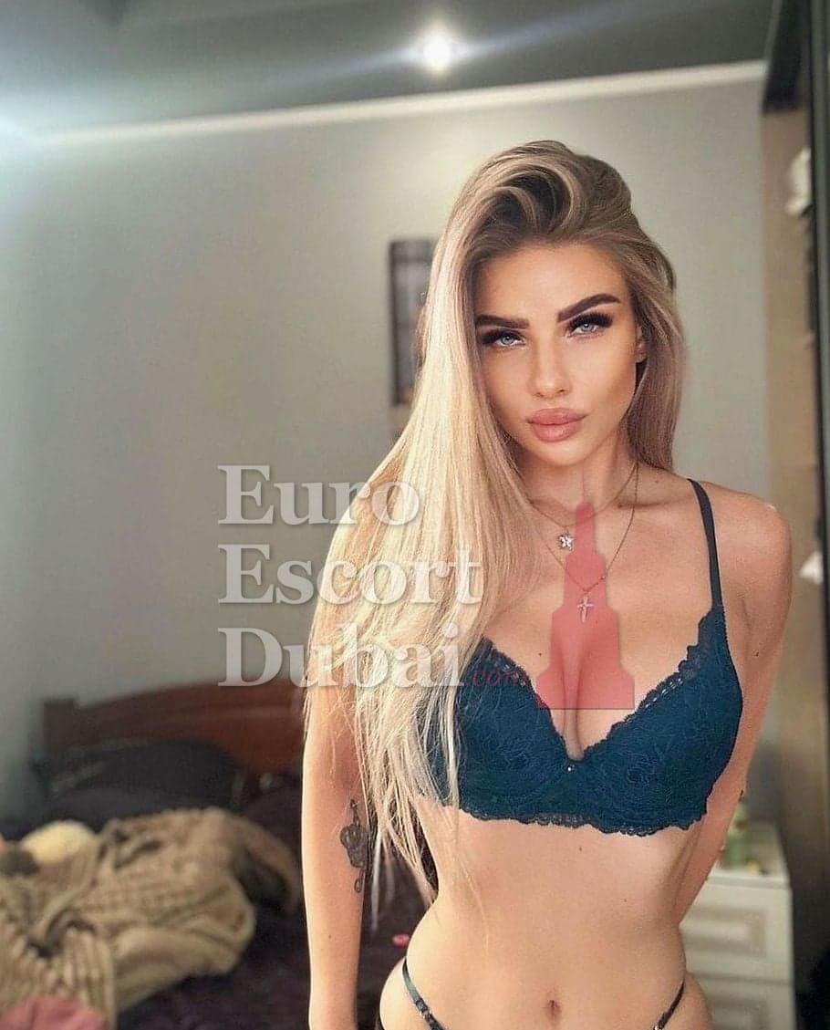 Isaure, 23, escort in Dubai — blonde hair, 170 cm (photo 3 of 7)