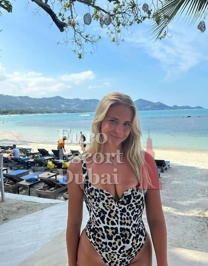 Pinar, 21, escort in Dubai — blonde hair, Turkish (photo 4 of 6)