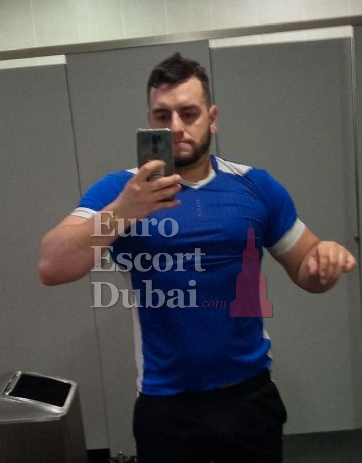 Erik, 29, escort in Dubai — 178 cm, black hair (photo 4 of 4)