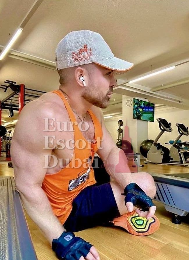 Max, 31, escort in Abu Dhabi — blonde hair, 178 cm (photo 11 of 13)