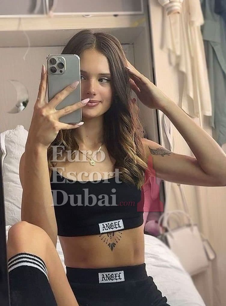 Alexis, 21, escort in Dubai — 168 cm, brown hair (photo 6 of 6)