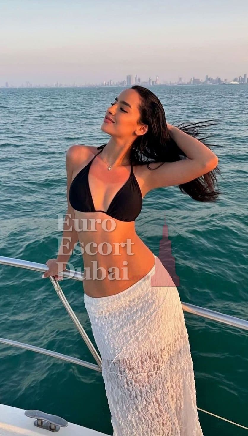 Ellen, 27, escort in Dubai — 170 cm, black hair (photo 6 of 6)