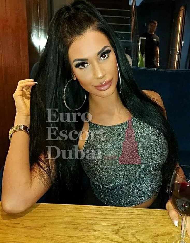 Jana, 31, escort in Dubai — brown hair, 171 cm (photo 5 of 6)