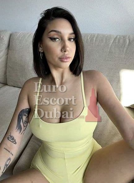 Greta, 26, escort in Sharjah — black hair, Irish (photo 4 of 7)
