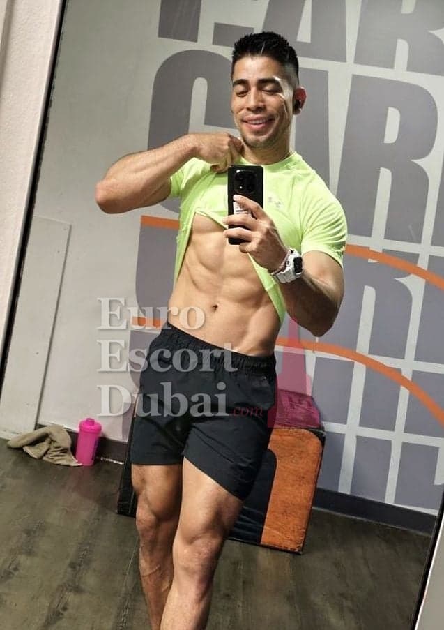Kirill, 27, escort in Dubai — black hair, 178 cm (photo 5 of 13)