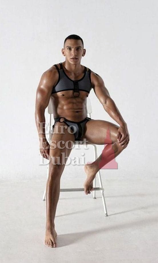 Viktor, 28, escort in Dubai — 180 cm, black hair (photo 10 of 13)