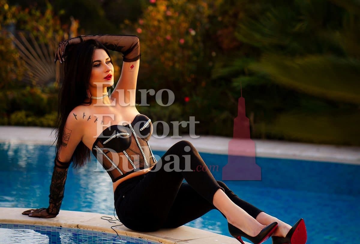 Elisa, 26, escort in Abu Dhabi — 170 cm, brown hair (photo 6 of 9)