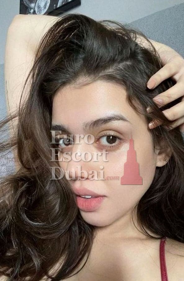 Rayssa, 23, escort in Dubai — Spanish, 165 cm (photo 2 of 6)