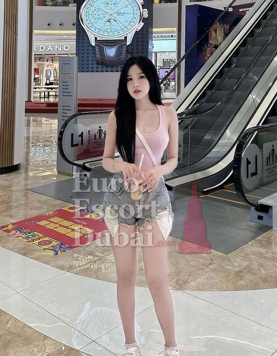 Van, 25, escort in Dubai — black hair, 169 cm (photo 5 of 10)