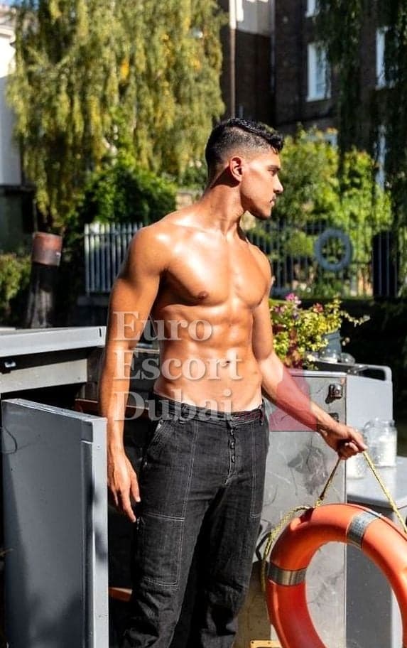 Idris, 25, escort in Dubai — black hair, 183 cm (photo 1 of 10)