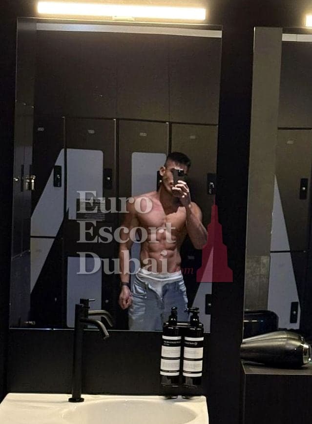 Ren, 28, escort in Dubai — black hair, 170 cm (photo 9 of 9)