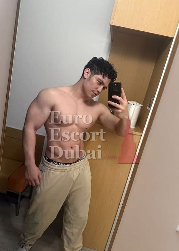 Cameron, 28, escort in Dubai — black hair, 175 cm (photo 5 of 13)