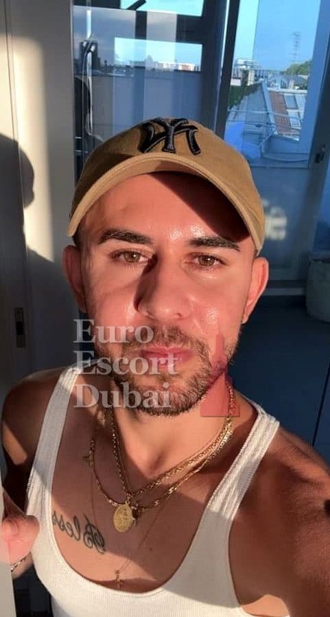 Farid, 25, escort in Dubai — 163 cm, black hair (photo 2 of 8)