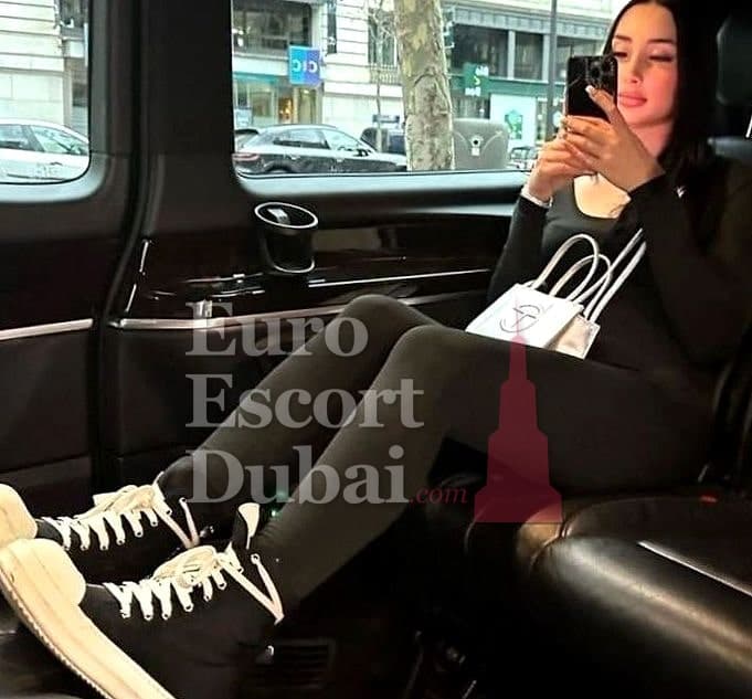 Josie, 24, escort in Abu Dhabi — black hair, German (photo 1 of 5)