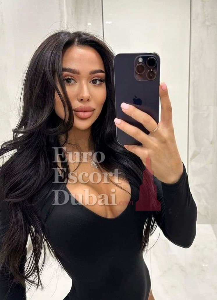 Annie, 25, escort in Dubai — 170 cm, black hair (photo 4 of 10)