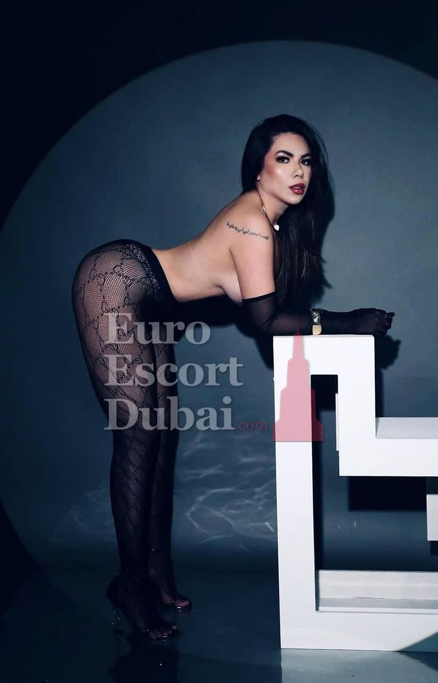 Annika Faith, 29, escort in Dubai — 160 cm, black hair (photo 4 of 10)