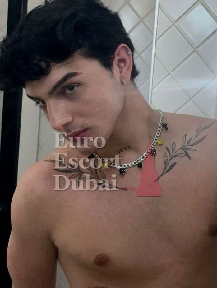 Carlos, 20, escort in Abu Dhabi — black hair, 180 cm (photo 13 of 13)