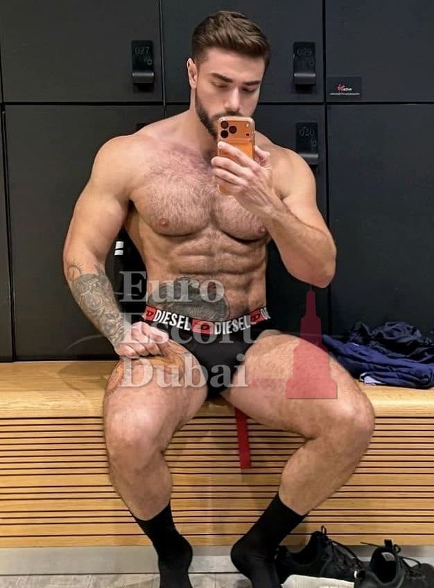 Alejandro, 29, escort in Abu Dhabi — brown hair, 178 cm (photo 1 of 13)