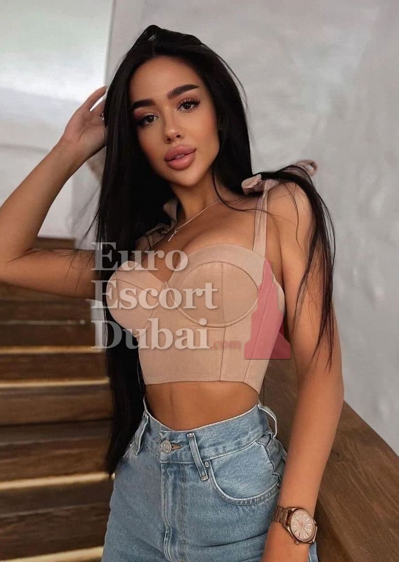 Annie, 25, escort in Dubai — 170 cm, black hair (photo 6 of 10)