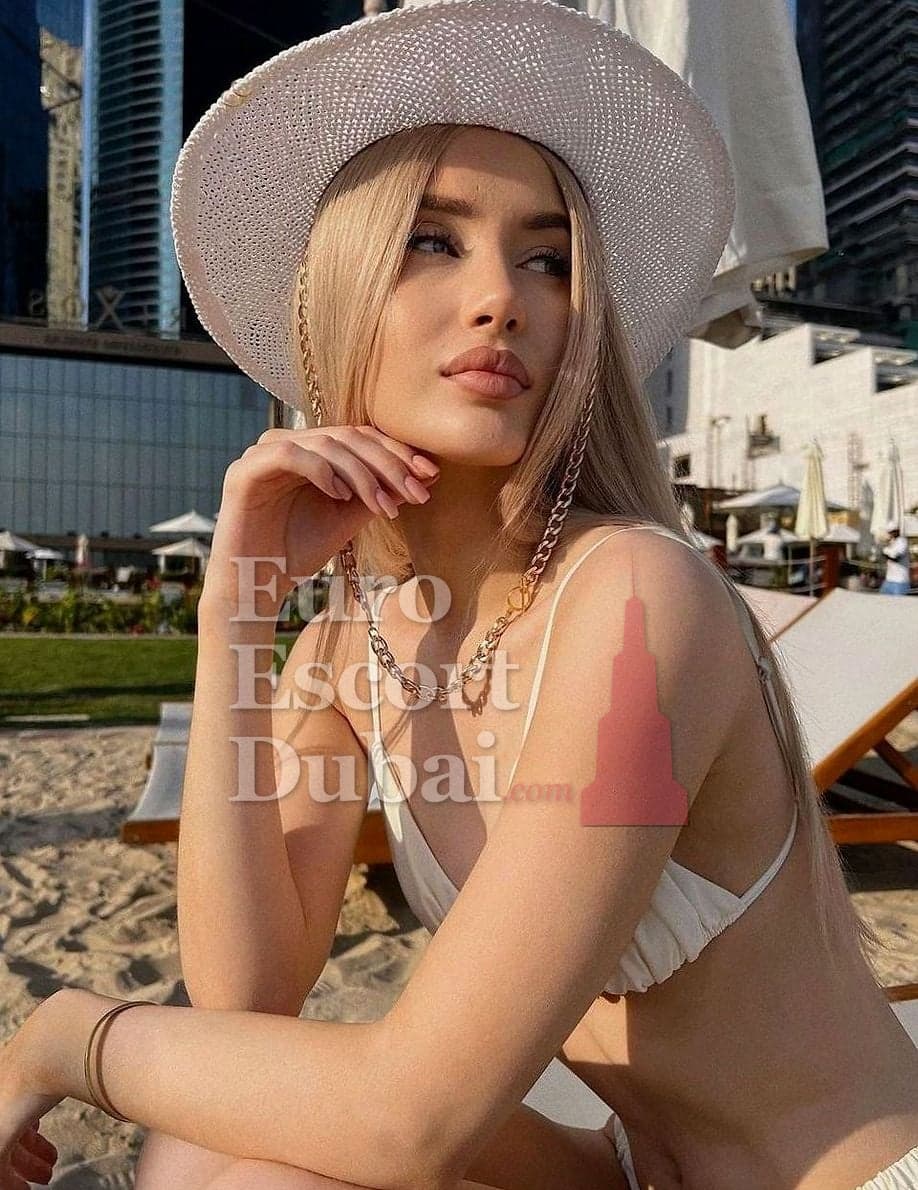 Tamar, 22, escort in Dubai — blonde hair, 173 cm (photo 3 of 5)